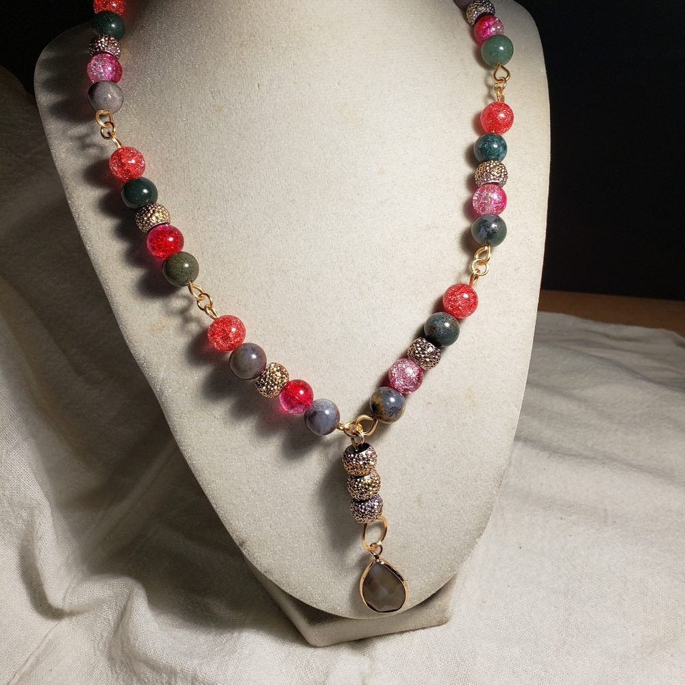 Red Green With Gold Highlights 19 Inch Necklace With Pendant